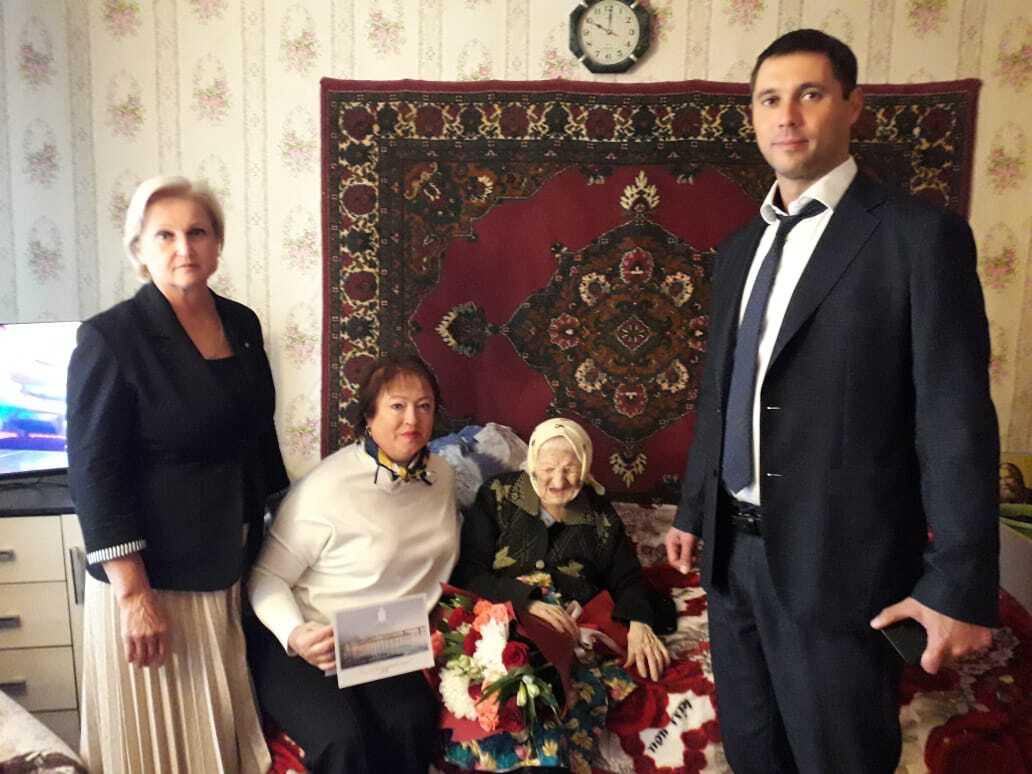 Одну из старейших саратовчанок поздравили президент и губернатор